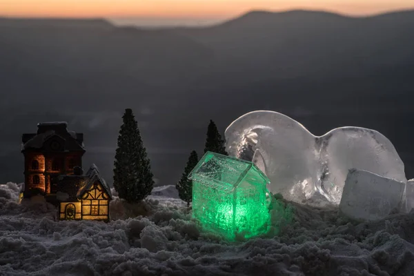Рождество Новый Год Миниатюрный Дом Снегу Солнце Маленький Домик Снегу — стоковое фото