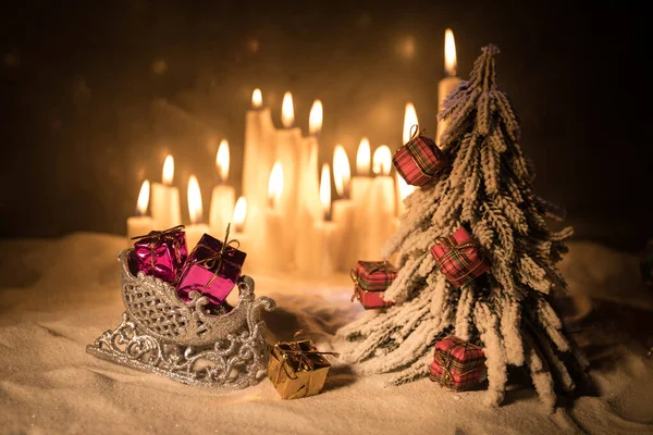 クリスマスの飾り伝統的な冬の休日のシンボルと雪の夜のキャンドル 選択的フォーカス テキストの空白スペース — ストック写真