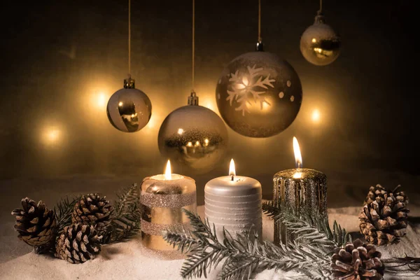 Decorazione Natalizia Con Candele Accese Sfondo Scuro Ornamenti Natalizi Sfondo — Foto Stock