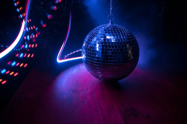 Bunte Disco Spiegelkugel Beleuchtet Nachtclub Hintergrund Party Zündet Discokugel Selektiver — Stockfoto