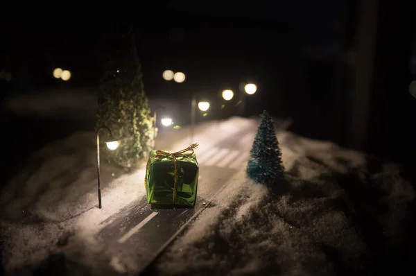 Kleine Dekorative Kleine Häuser Schnee Der Nacht Winter Weihnachten Und — Stockfoto