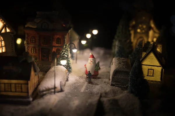 小装饰可爱的小房子在雪地里 在冬天的夜晚 圣诞节和新年的夜晚 小房子在雪地里 还有冷杉树 假期的概念 有选择的重点 — 图库照片