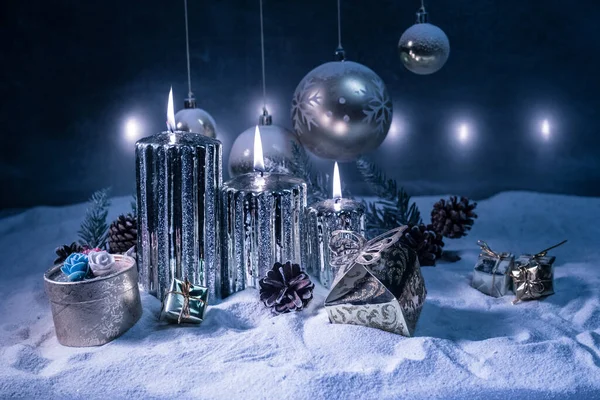 Decoración Navideña Con Velas Encendidas Sobre Fondo Oscuro Adornos Navideños — Foto de Stock