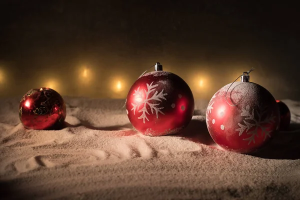 圣诞装饰用燃烧的蜡烛在黑暗的背景 黑色金色背景上的圣诞装饰品 灯火通明 创意艺术品装饰 — 图库照片