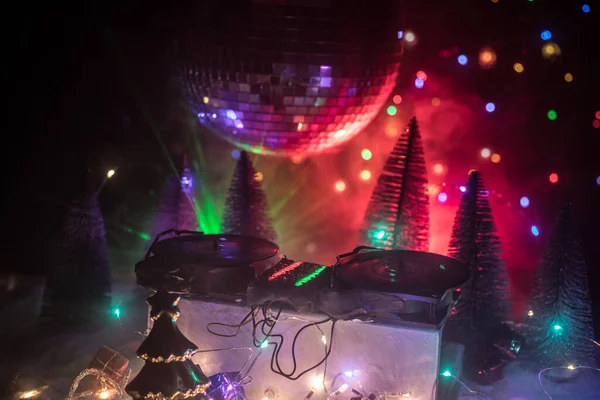 크리스마스와 컨셉이야 믹서에 헤드폰 말이야 산타클로스가 턴테이블에 창조적 — 스톡 사진