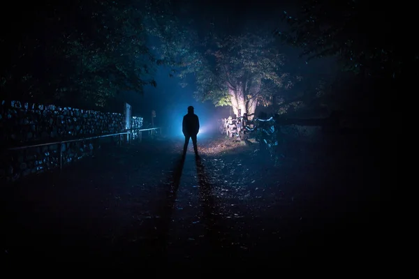 Silhouette Einer Person Die Dunklen Wald Mit Licht Steht Horror — Stockfoto