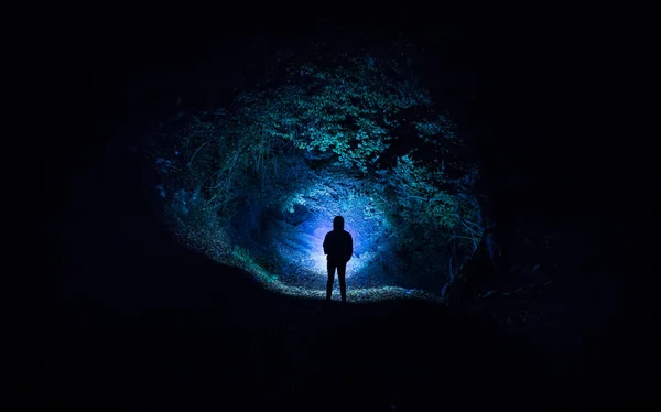 Silhouette Persona Che Sta Nella Foresta Scura Con Luce Concetto — Foto Stock