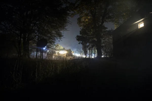 Geceleri Ormanda Bir Hayaletin Olduğu Eski Bir Terk Edilmiş Bir — Stok fotoğraf