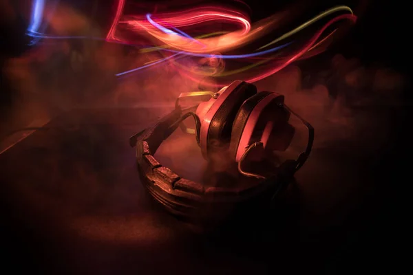Müzik Kulübü Konsepti Eskimiş Kulaklıkları Koyu Arka Planda Renkli Işıkla — Stok fotoğraf
