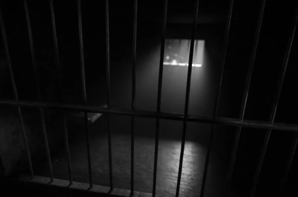 バーのコンセプトの後ろ 絶対的なグランジコンクリートの部屋のミニチュア ダーク刑務所内部の創造的な装飾 空の携帯だ 選択的焦点 — ストック写真