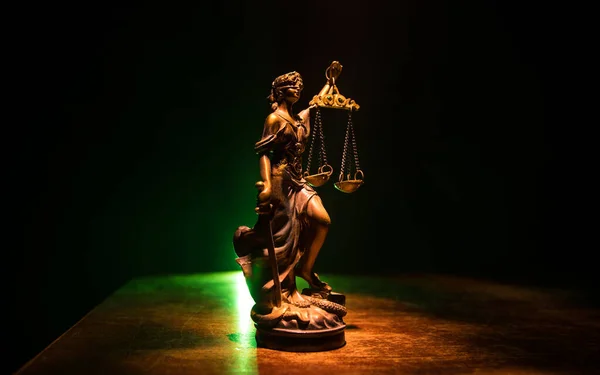 法律の概念 霧とバックライト付きのミニチュアカラフルなアートワーク装飾 正義の女神 女性の正義またはユスティシア 正義のローマの女神 選択的焦点 — ストック写真