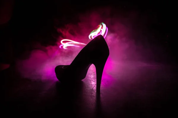 Sanat Dekorasyonu Karanlıkta Topuklu Kadın Ayakkabılarının Silueti Kadın Gücü Kadın — Stok fotoğraf