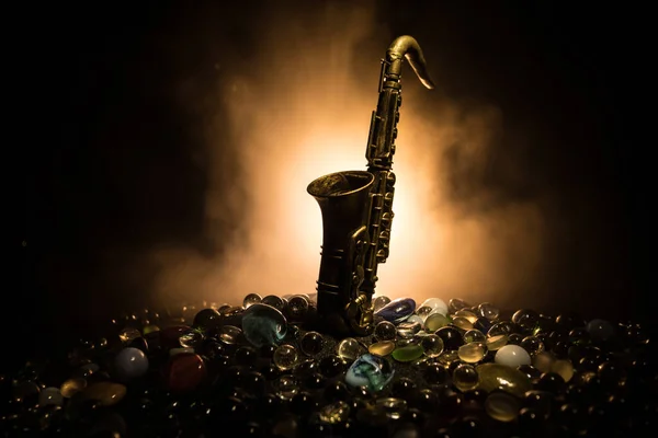 Müzik Konsepti Saksafon Caz Enstrümanı Alto Altın Saksafon Minyatürü Sisli — Stok fotoğraf