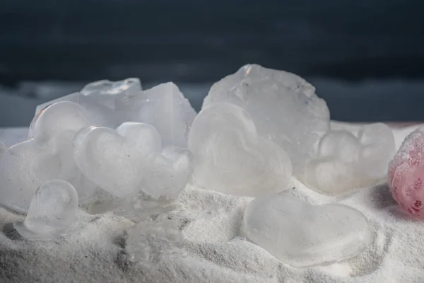 Bonitas Figuras Coração Gelo Neve Pôr Sol Férias Inverno Conceito — Fotografia de Stock