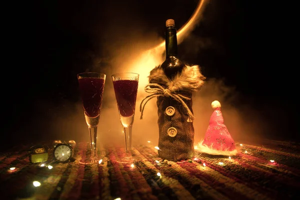 Szklanka Wina Dekoracją Świąteczną Czerwone Wino Kryształowej Szklance Butelką Kolorowym — Zdjęcie stockowe