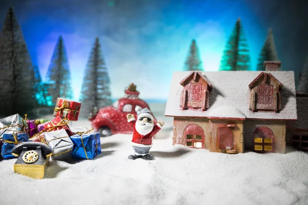 圣诞节和新年假期的概念 小装饰可爱的红色小车在雪中的夜晚 传统的假日归因于雪 创意艺术装饰 空白处 空白处 — 图库照片
