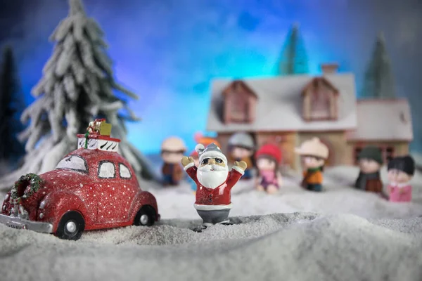 圣诞节和新年假期的概念 小装饰可爱的小房子在雪的夜晚 传统的假日归因于雪 创意艺术装饰 空白处 空白处 — 图库照片