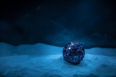 Kış tatili konsepti. Noel arkaplanda takılar, kar, mesaj için boş yer. Noel süsü. Şenlik arka planı. Metin için boş boşluk