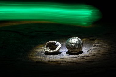 Fındık yemeği konsepti. Ceviz çekirdekleri ve eski ahşap masadaki cevizlerle dolu bir hayat. Yaratıcı masa dekorasyonu. - Yakın çekim. Seçici odak