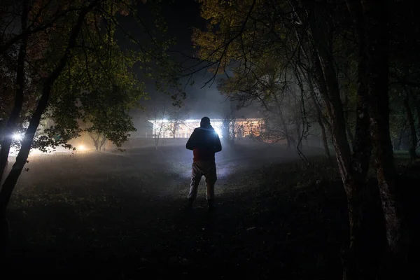 Silhueta Pessoa Floresta Escura Com Luz Conceito Halloween Horrível Silhueta — Fotografia de Stock