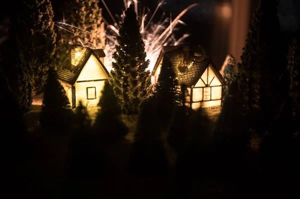 Μικρά Διακοσμητικά Χαριτωμένα Μικρά Σπίτια Στο Χιόνι Νύχτα Χειμώνα Χριστούγεννα — Φωτογραφία Αρχείου