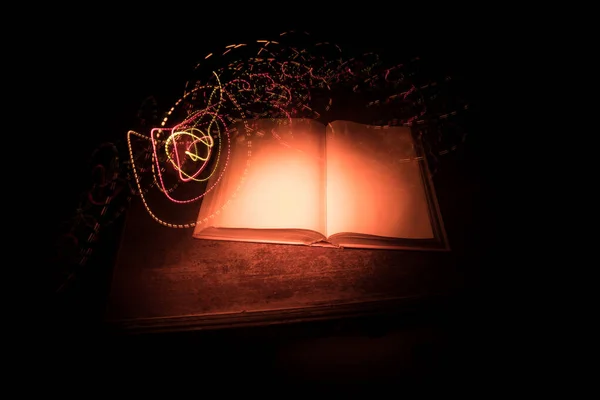Una Pila Vecchi Libri Libro Epoca Tavolo Legno Fulmini Magici — Foto Stock