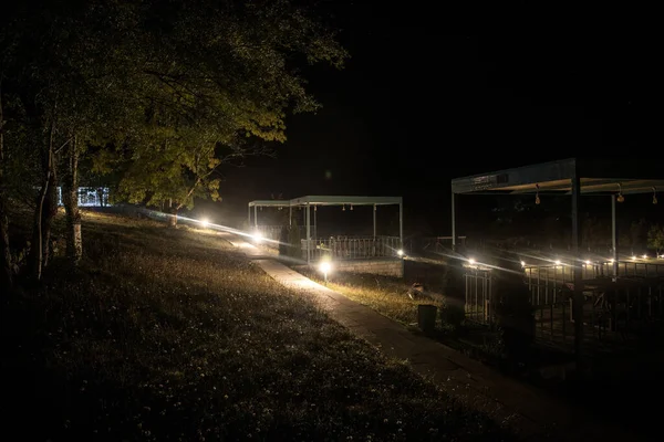 Gazebo Φώτα Κιόσκι Νύχτα Κιόσκι Φωτίζεται Νύχτα Δέντρα Και Λαμπτήρες — Φωτογραφία Αρχείου
