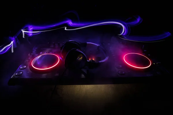 Concepto Música Club Consola Mesa Mezclas Oscuridad Con Luz Colores — Foto de Stock