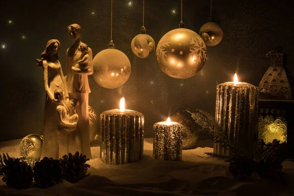 暗い背景に燃えるろうそくとクリスマスの装飾 ライトと暗い黄金の背景の上にクリスマスの装飾 創作物の装飾 — ストック写真