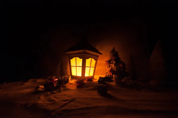 Kerst Lantaarn Sneeuw Met Fir Tree Moon Feestelijke Donkere Achtergrond — Stockfoto
