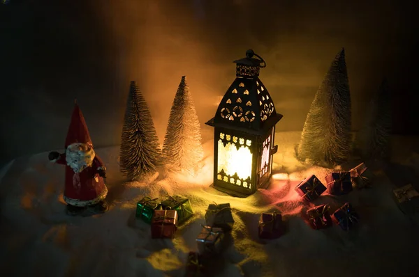 Рождественский Фонарь Снегу Елкой Луной Праздничный Темный Фон Новогодняя Лампа — стоковое фото