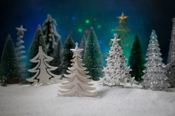 Διακοσμήσεις Χριστουγέννων Fir Δέντρο Στέκεται Στο Χιόνι Όμορφες Διακοπές Διακοσμημένα — Φωτογραφία Αρχείου
