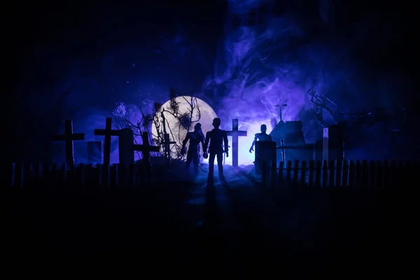 Vista Spaventosa Zombie Cimitero Albero Morto Luna Chiesa Cielo Nuvoloso — Foto Stock