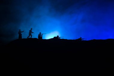 Savaş Konsepti. Askeri siluetler savaş sisli gökyüzü arka planında savaş sahnesi, Dünya Savaşı Askerleri Silueti Bulutlu Gökyüzünün Altında Gece. Seçici odak