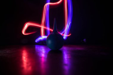 Koyu arka planda mavi lavman. Işıkla dekore edilmiş yaratıcı sanat eserleri. Seçici odak