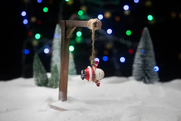 Забавная Новогодняя Концепция Фигурка Санта Клауса Висит Вверх Ногами Эшафоте — стоковое фото