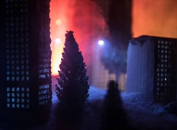 Kleine Miniatuurstad Met Weg Licht Decoratieve Schattige Huisjes Sneeuw Nachts — Stockfoto