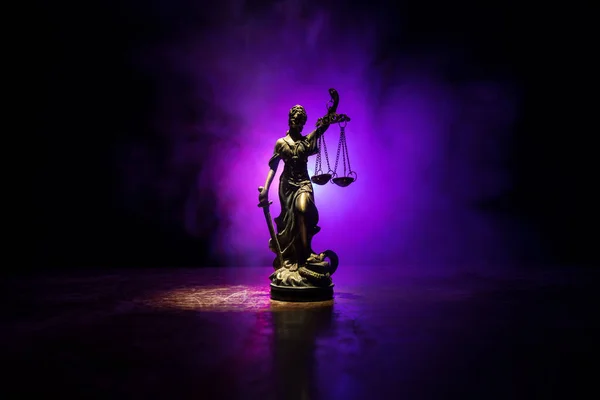 Lovforslag Miniatyrfargerik Dekorasjon Med Tåke Baklys Statue Justice Lady Justice – stockfoto