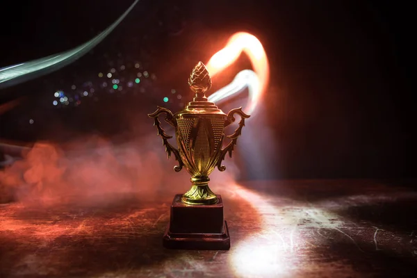 Copa Trofeo Dorado Sobre Mesa Fondo Oscuro Con Espacio Para — Foto de Stock