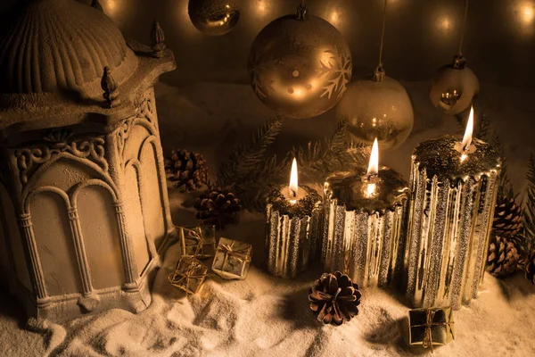 Decorazione Natalizia Con Candele Accese Sfondo Scuro Ornamenti Natalizi Sfondo — Foto Stock