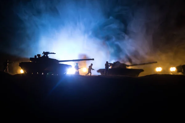 Conceito Guerra Silhuetas Militares Lutando Cena Fundo Céu Nevoeiro Guerra — Fotografia de Stock