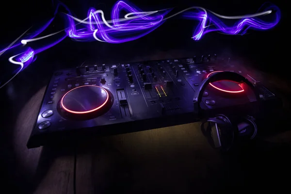 俱乐部音乐概念 Dj控制台的迪杰混音桌子在黑暗中与五彩缤纷的灯光 混音设备娱乐Dj台 有选择的重点 — 图库照片