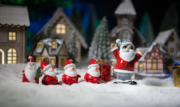 圣诞节和新年假期的概念 小装饰可爱的小房子在雪的夜晚 传统的假日归因于雪 创意艺术装饰 空白处 空白处 — 图库照片