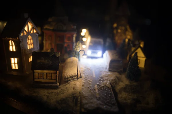 小装饰可爱的小房子在雪地里 在冬天的夜晚 圣诞节和新年的夜晚 小房子在雪地里 还有冷杉树 假期的概念 有选择的重点 — 图库照片