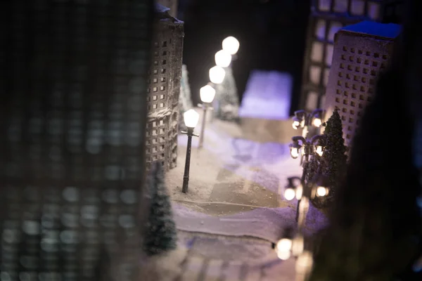 Маленький Миниатюрный Город Дорогами Огнями Декоративные Милые Домики Снегу Ночью — стоковое фото
