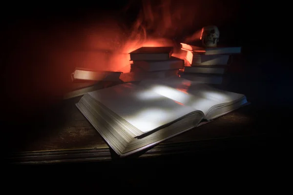 Egy Halom Régi Könyv Régi Könyv Fából Készült Asztalon Varázslatos — Stock Fotó