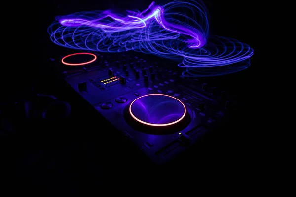 Conceito Música Clube Console Deejay Mistura Mesa Escuro Com Luz — Fotografia de Stock