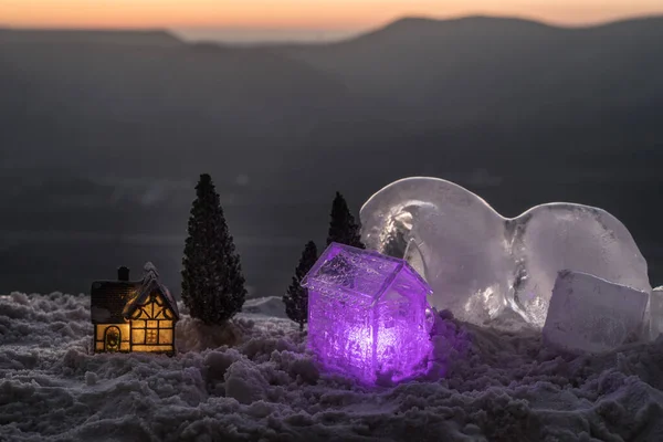 Рождество Новый Год Миниатюрный Дом Снегу Солнце Маленький Домик Снегу — стоковое фото