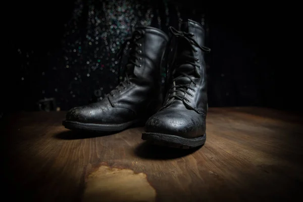 戦争の概念 暗いトーン霧の背景に古い軍の靴 軍事的侵略の創造的な概念 選択的焦点 — ストック写真