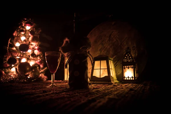 Glas Med Vin Med Juldekoration Rött Vin Kristallglas Med Flaska — Stockfoto